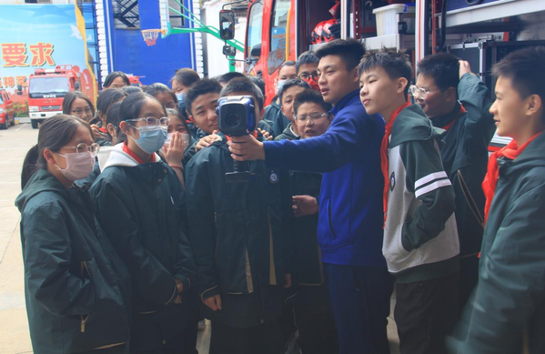 走进火焰蓝 致敬逆行者 (1) 走进火焰蓝 致敬逆行者 (1)